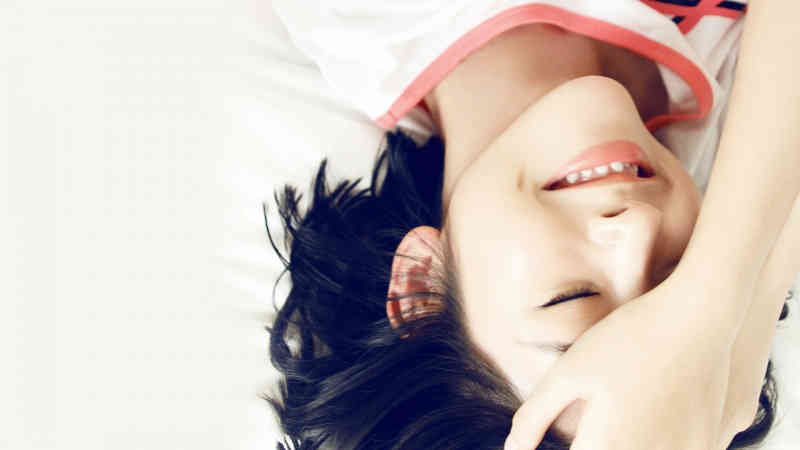男子怀抱婴儿骑车与交警起冲突 派出所：已带回警局