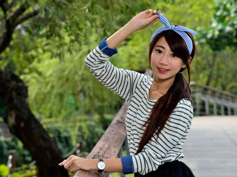 淄博鸭头小哥直播中气到落泪：围观人群太多 多为女粉